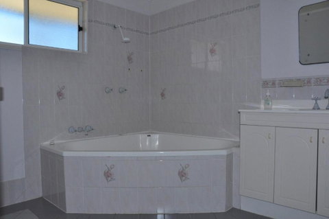 23 Carlo Road Lowset Family Home Within Walking Distance To The Shopping Centre. Pet Friendly - Accommodation Gladstone 2