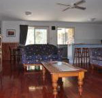 23 Carlo Road Lowset family home within walking distance to the shopping centre. Pet friendly - Accommodation Gladstone
