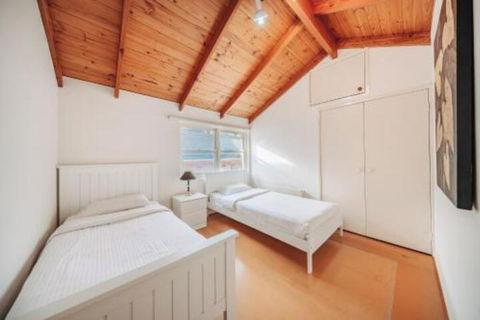 Camberwell Bright Â· Camberwell 5Bedder 2Bath Huge Classy Family Home - Accommodation Gladstone 4