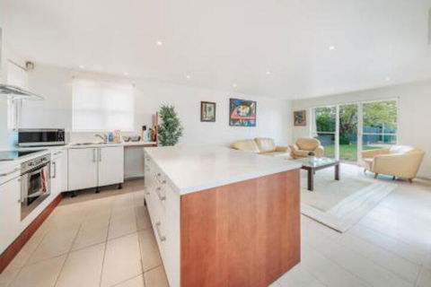 Camberwell Bright Â· Camberwell 5Bedder 2Bath Huge Classy Family Home - Accommodation Gladstone 3
