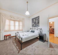 Camberwell Bright  Camberwell 5Bedder 2Bath Huge Classy Family home - Accommodation Gladstone