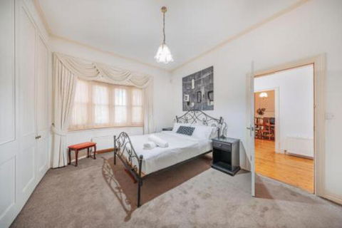 Camberwell Bright Â· Camberwell 5Bedder 2Bath Huge Classy Family Home - Accommodation Gladstone 0