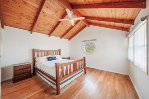 Camberwell Bright Â· Camberwell 5Bedder 2Bath Huge Classy Family Home - Accommodation Gladstone 6