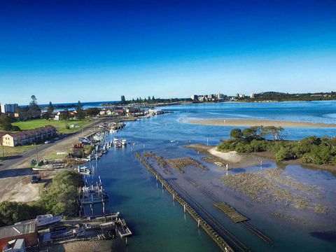 Fairholme 5 Opposite Lake - Accommodation Gladstone 2