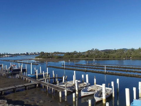 Fairholme 5 Opposite Lake - Accommodation Gladstone 1