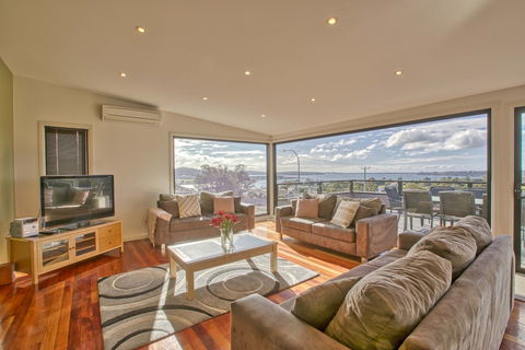 Georges Bay Luxury - Accommodation Gladstone 6