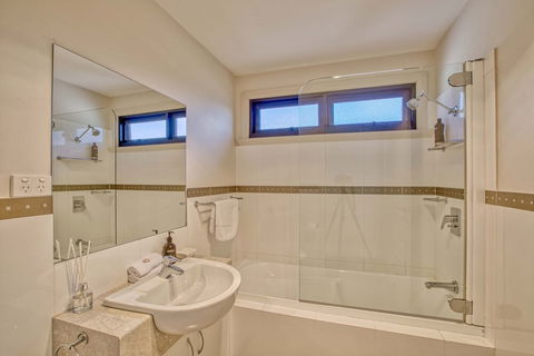 Georges Bay Luxury - Accommodation Gladstone 1