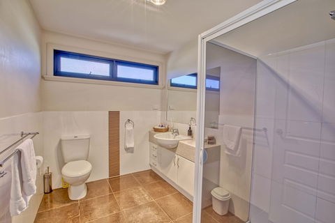 Georges Bay Luxury - Accommodation Gladstone 2