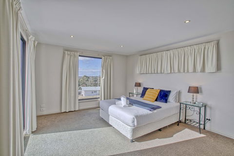 Georges Bay Luxury - Accommodation Gladstone 3