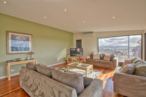 Georges Bay Luxury - Accommodation Gladstone 4