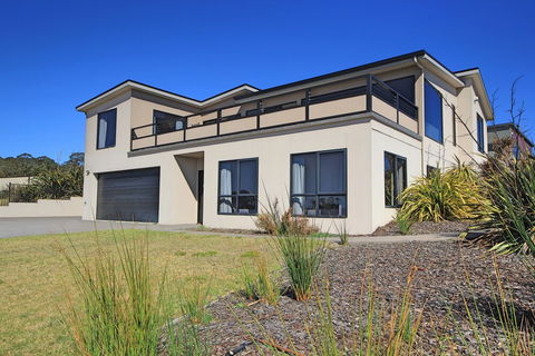 Georges Bay Luxury - Accommodation Gladstone 0