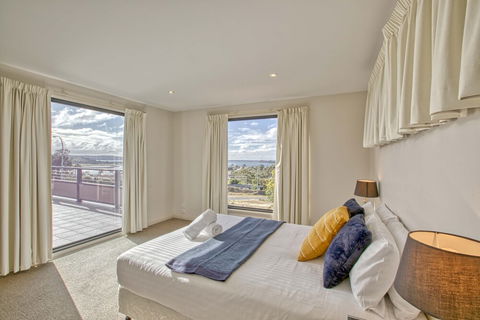 Georges Bay Luxury - Accommodation Gladstone 5