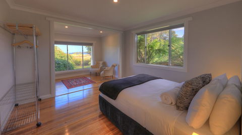 Castaway Cottage - Essentially Tas - Accommodation Gladstone 2