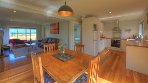 Castaway Cottage - Essentially Tas - Accommodation Gladstone 1