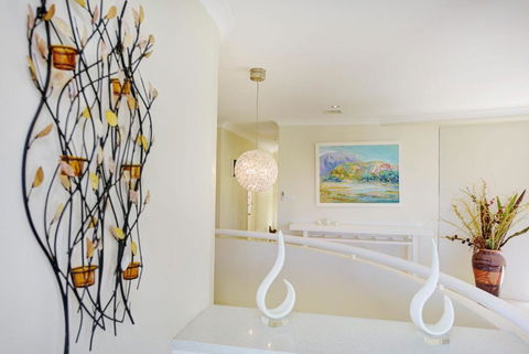 BEACHSIDE MANOR Walk To The Beach - Accommodation Gladstone 1