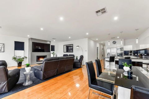 BENGALEE EXECUTIVE TOWNHOUSE MODERN & STYLISH - Accommodation Gladstone 2