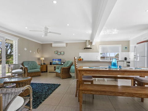 HILLTOP HAVEN In MOLLYMOOK - Accommodation Gladstone 4