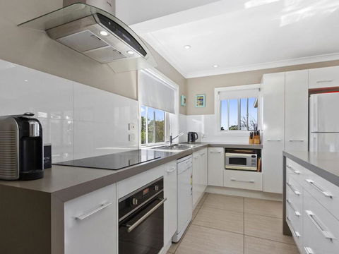 HILLTOP HAVEN In MOLLYMOOK - Accommodation Gladstone 1