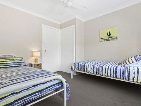 HILLTOP HAVEN In MOLLYMOOK - Accommodation Gladstone 6