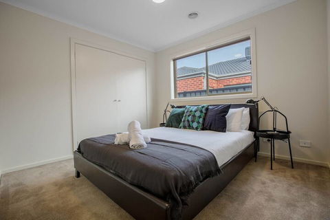 Spacious Lovely Home In Point Cook - Accommodation Gladstone 7