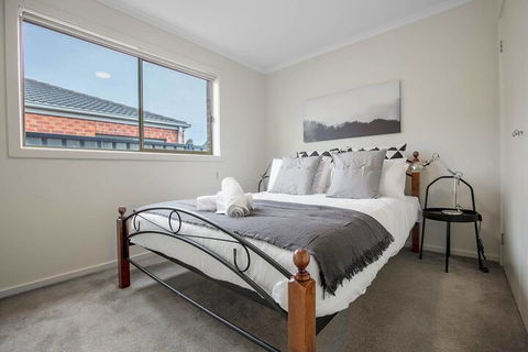 Spacious Lovely Home In Point Cook - Accommodation Gladstone 2
