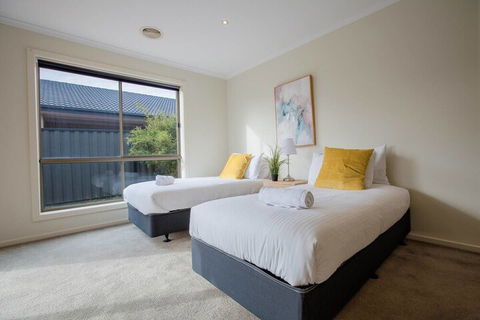 Spacious Lovely Home In Point Cook - Accommodation Gladstone 1
