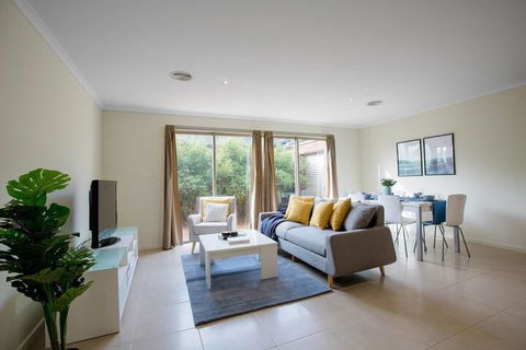 Spacious Lovely Home In Point Cook - Accommodation Gladstone 4