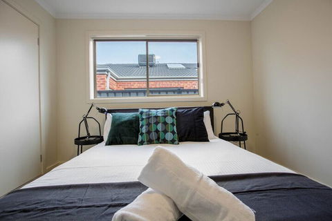 Spacious Lovely Home In Point Cook - Accommodation Gladstone 6