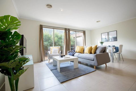 Spacious Lovely Home In Point Cook - Accommodation Gladstone 5