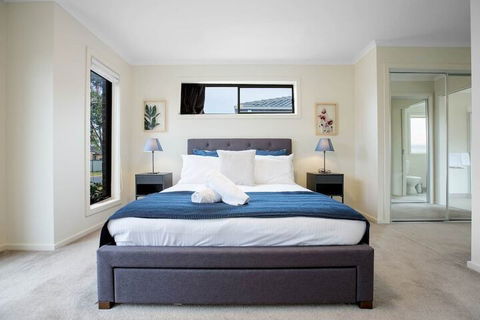 Spacious Lovely Home In Point Cook - Accommodation Gladstone 3