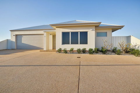27 Kestrel Place - Accommodation Gladstone 6