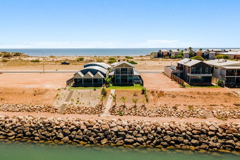 108 Madaffari Drive - Accommodation Gladstone 2