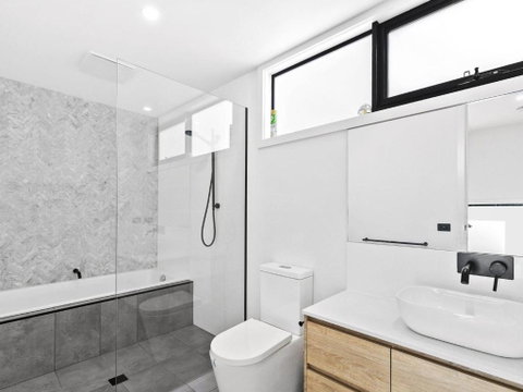 POINT BREAK NEW LISTING 2019 - Accommodation Gladstone 6