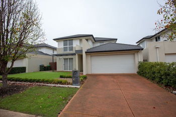 Superb Luxe 5BR House@point Cook Near Lake - Accommodation Gladstone 0
