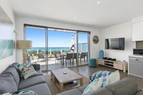 WATERFRONT SEVEN In The Heart Of Lorne - Accommodation Gladstone 2