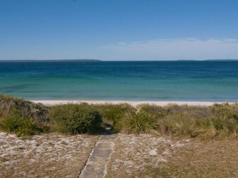 Eden On The Beach Beachside Getaway - Accommodation Gladstone 1