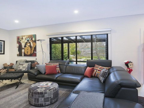 Lovett Quirky Stylish With A Bush Backdrop - Accommodation Gladstone 6