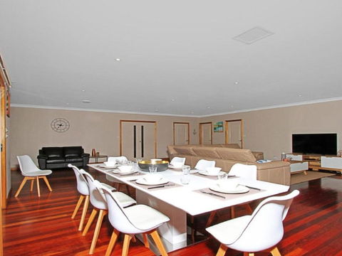 Sandlewood Breeze Spacious Entertainer - Accommodation Gladstone 2