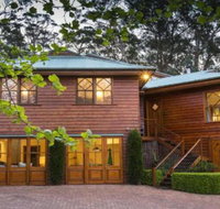Treetops elegant inviting designer cedar home - Accommodation Gladstone