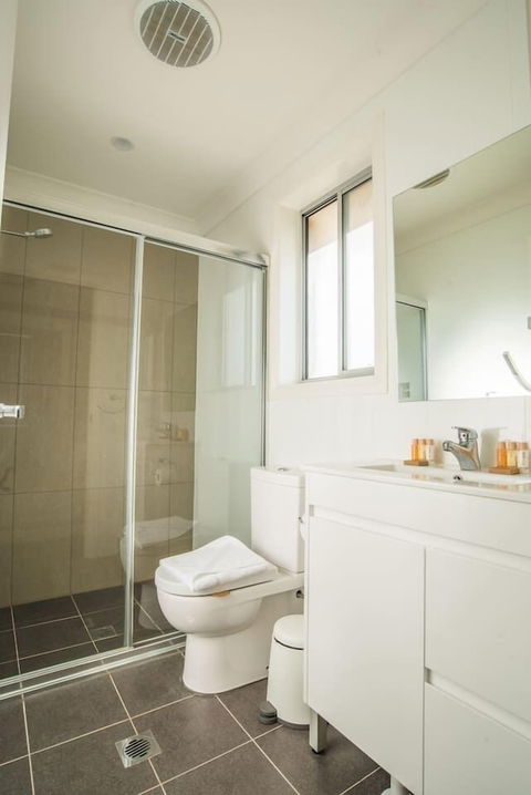 Peaceful 2kingbed Rootyhill Townhouse Near Station - Accommodation Gladstone 1