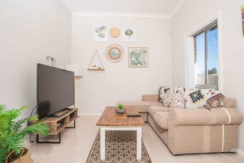 Peaceful 2kingbed Rootyhill Townhouse Near Station - Accommodation Gladstone 5