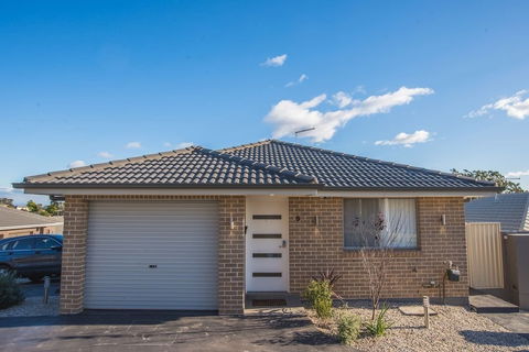 Peaceful 2kingbed Rootyhill Townhouse Near Station - Accommodation Gladstone 0