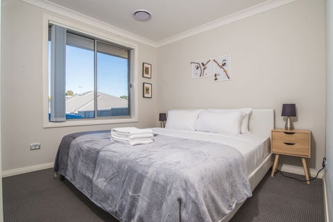 Peaceful 2kingbed Rootyhill Townhouse Near Station - Accommodation Gladstone 3