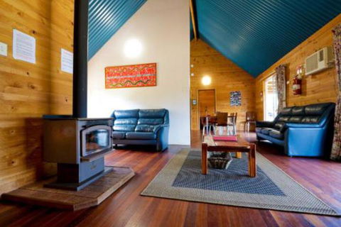 Sunnyhurst Chalets Rural Stay - Accommodation Gladstone 3