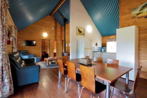 Sunnyhurst Chalets Rural Stay - Accommodation Gladstone 2