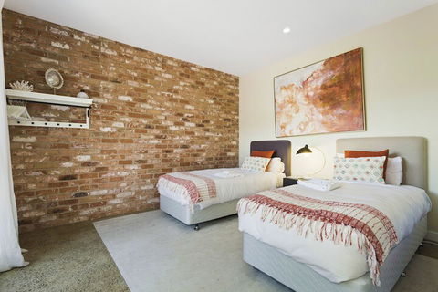 Embracing Evandale - Accommodation Gladstone 4
