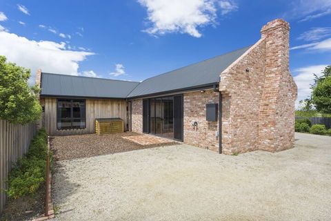 Embracing Evandale - Accommodation Gladstone 1