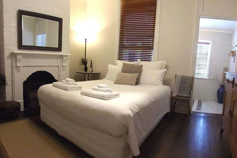 YSG The Edward Townhouses 155 & 157 Steps To Town - Accommodation Gladstone 1