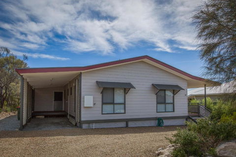 Desert Pea - Accommodation Gladstone 6