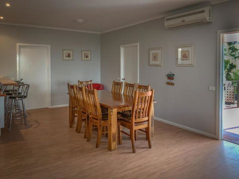 Desert Pea - Accommodation Gladstone 3